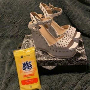 Women white studded wedges w/free wipes